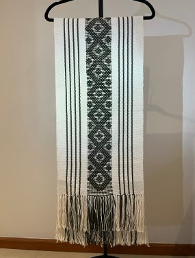 Camino de mesa blanco y negro