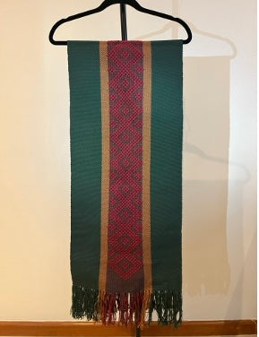 Camino de mesa verde y vino