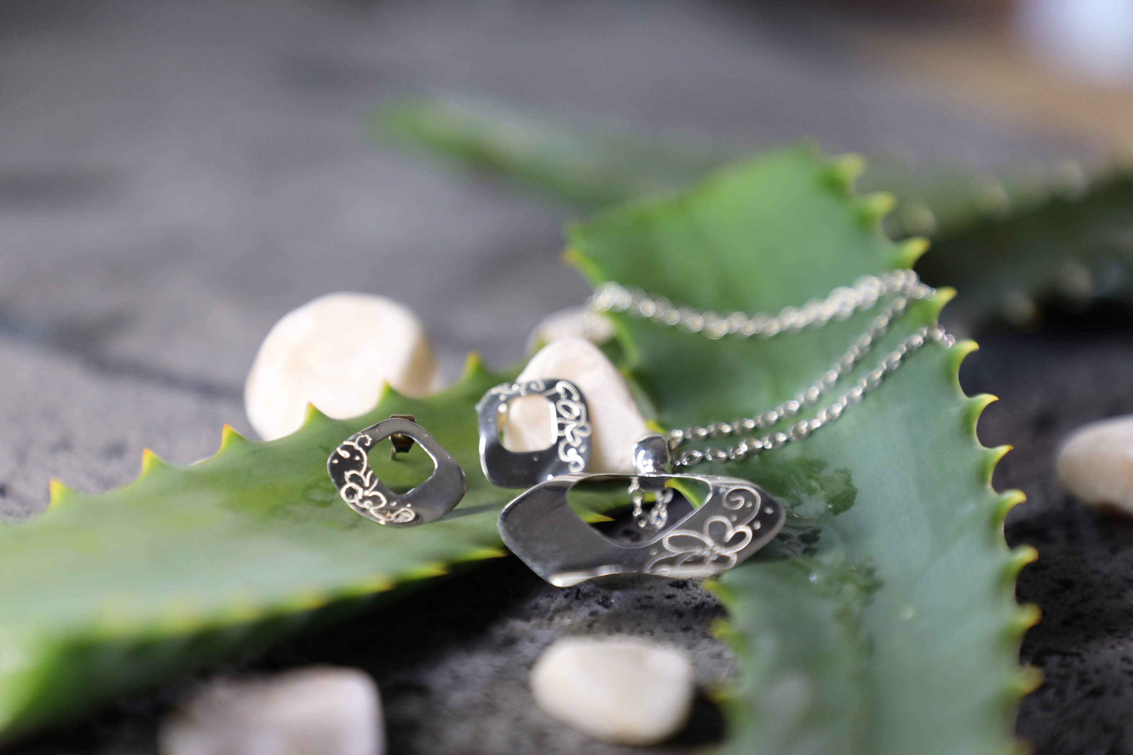 Juego de aretes y dije de plata .925