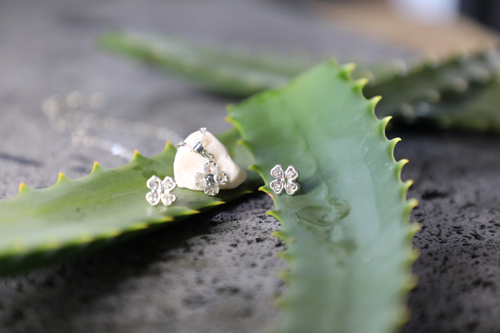 Juego de aretes y dije plata 9.25 trevoles