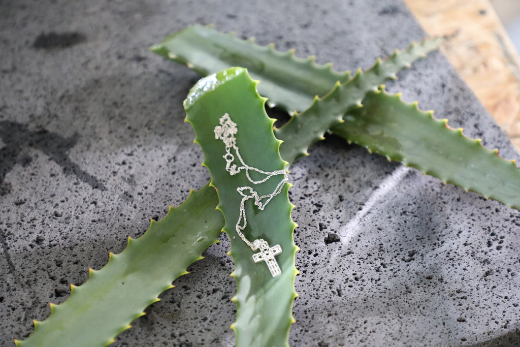 Dije de cruz zirconias plata .925