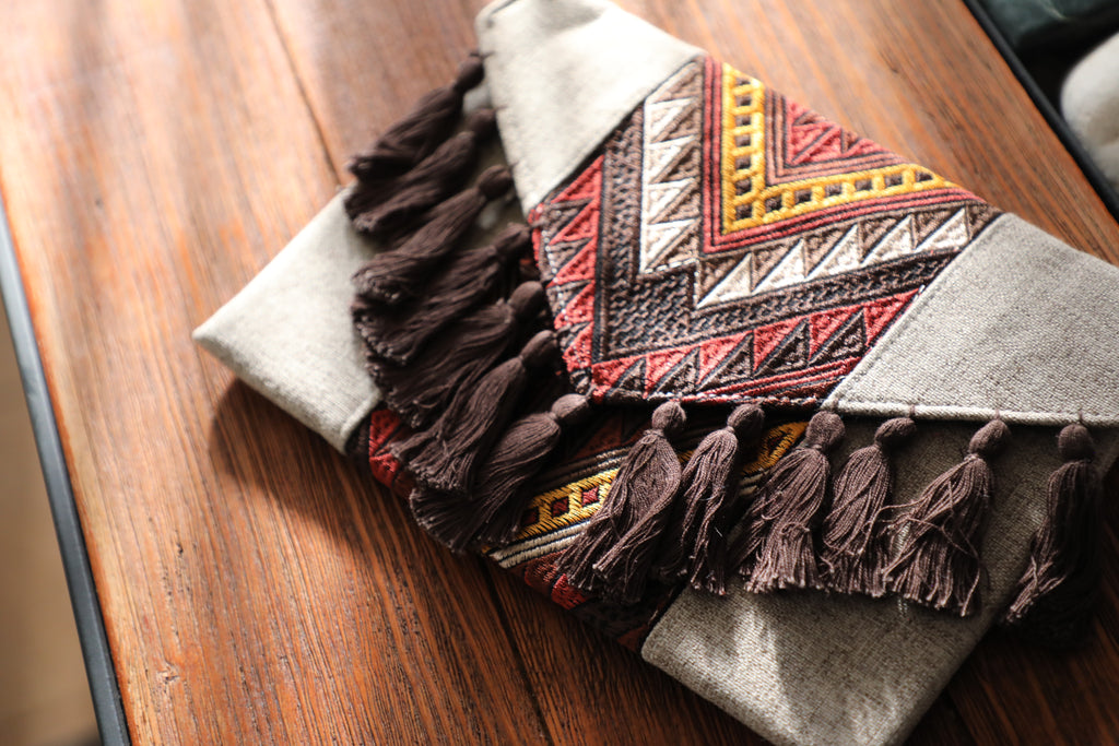 Bolsa mano borlas café