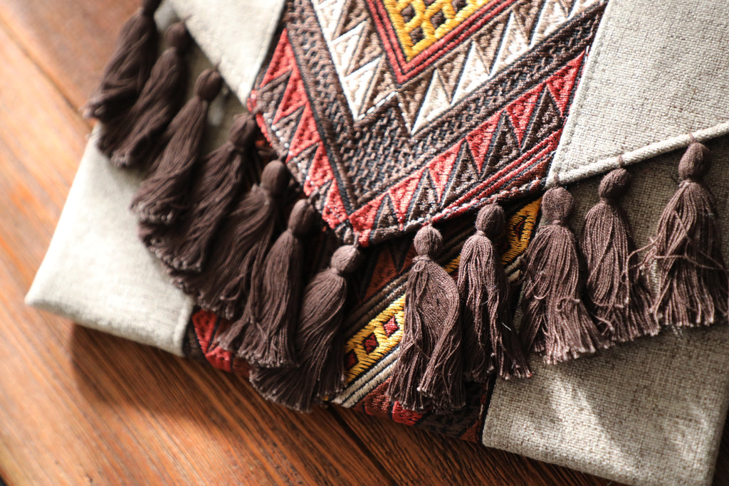 Bolsa mano borlas café