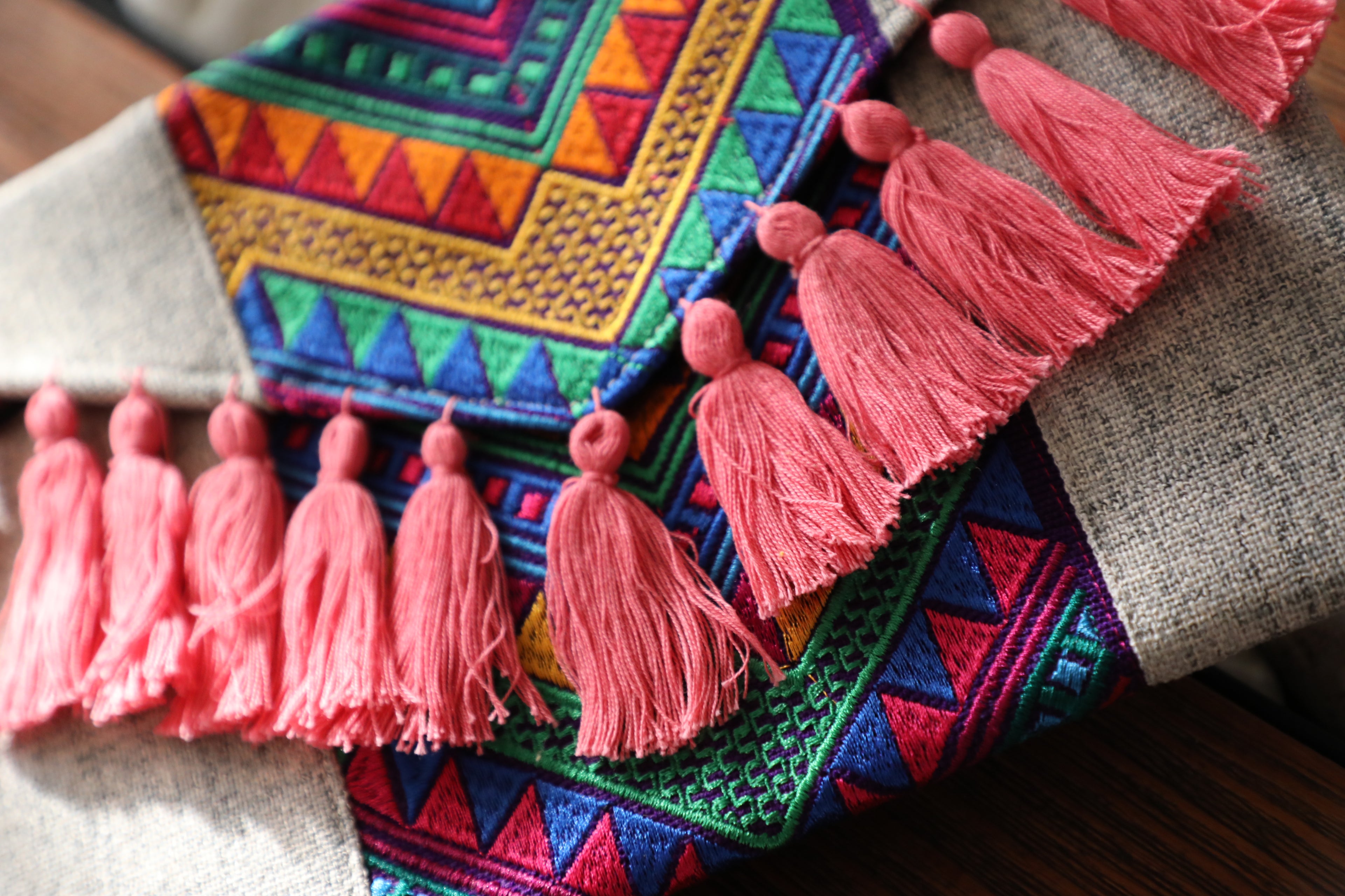 Bolsa de mano borlas rosa