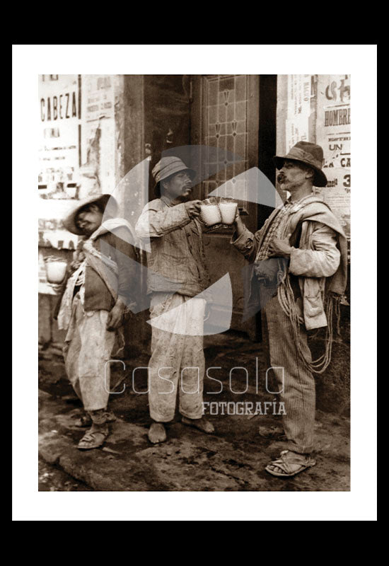 PHOTO / FOTOGRAFÍA - MECAPALEROS (CARGADORES) TOMANDO PULQUE