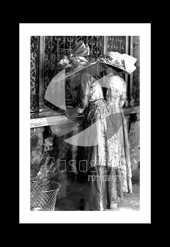 PHOTO / FOTOGRAFÍA - DAMAS EN VENTANILLA DE PALACIO POSTAL