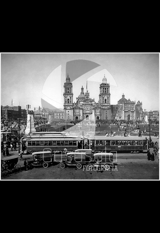 PHOTO / FOTOGRAFÍA - VISTA DEL ZÓCALO CON VEHÍCULOS Y TRANVÍAS