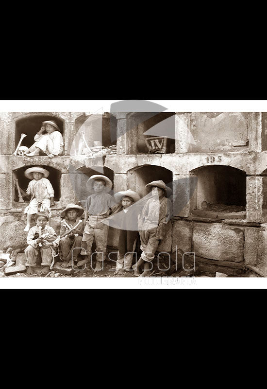 PHOTO / FOTOGRAFÍA - NIÑOS EN PANTEÓN SANTA PAULA