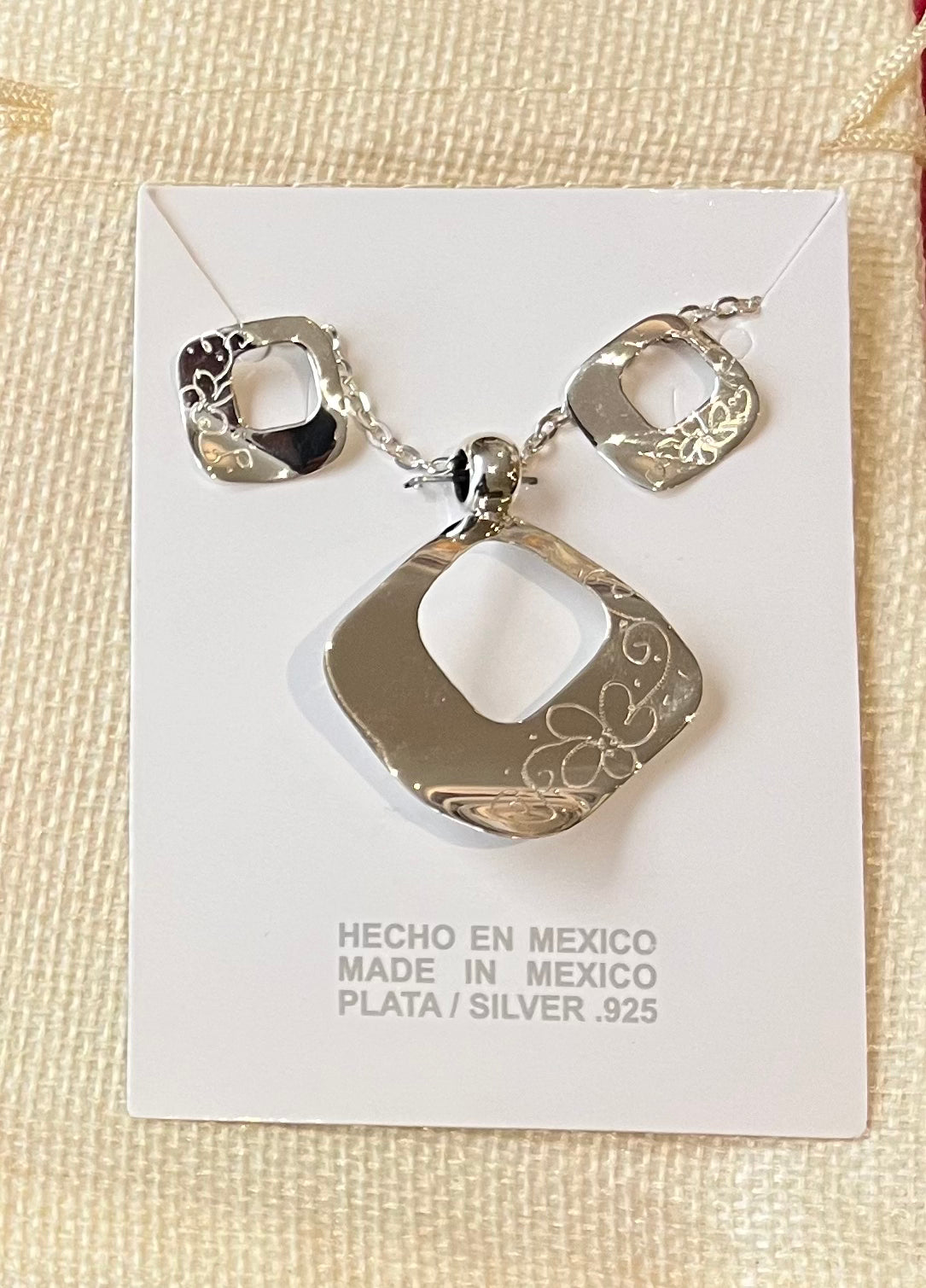 Juego de aretes y dije de plata .925
