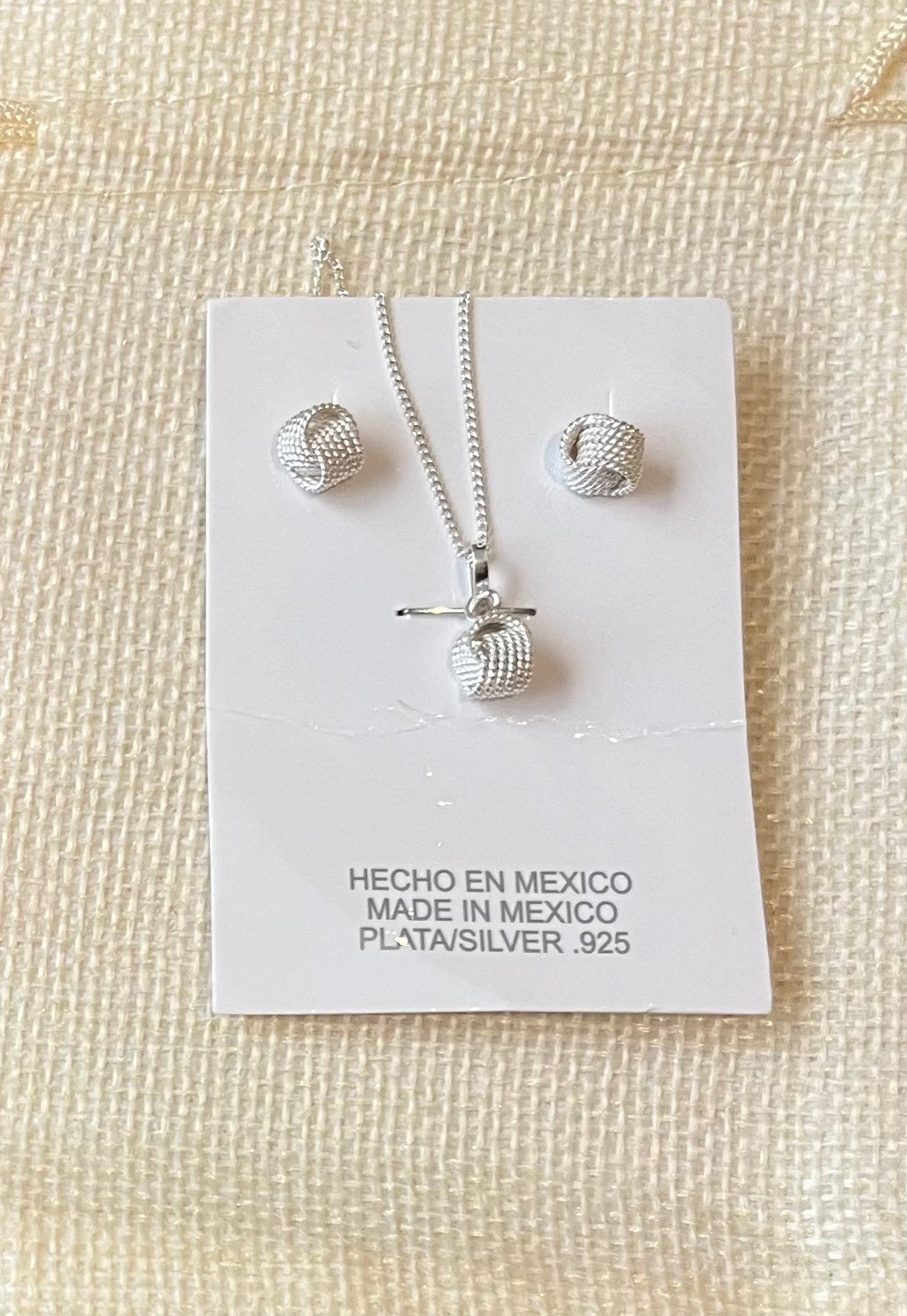 Juego de aretes y dije nudos plata .925
