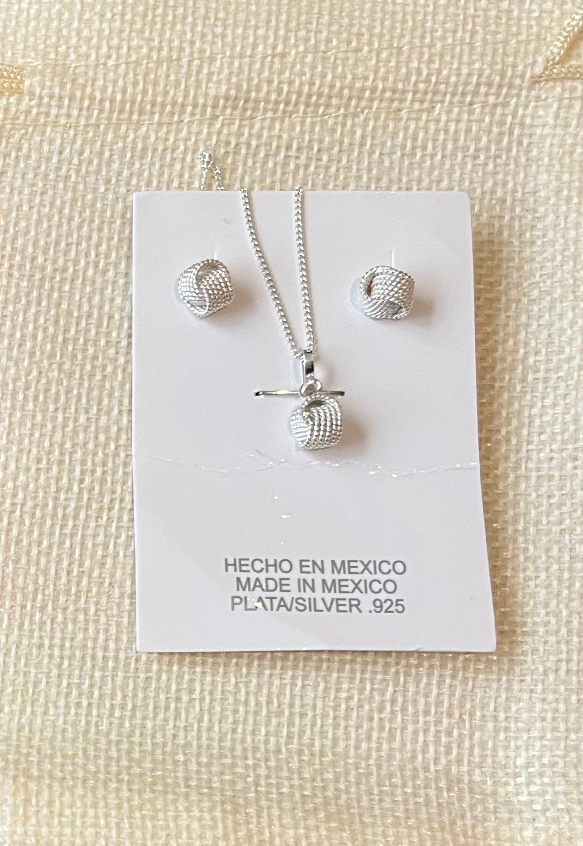 Juego de aretes y dije nudos plata .925
