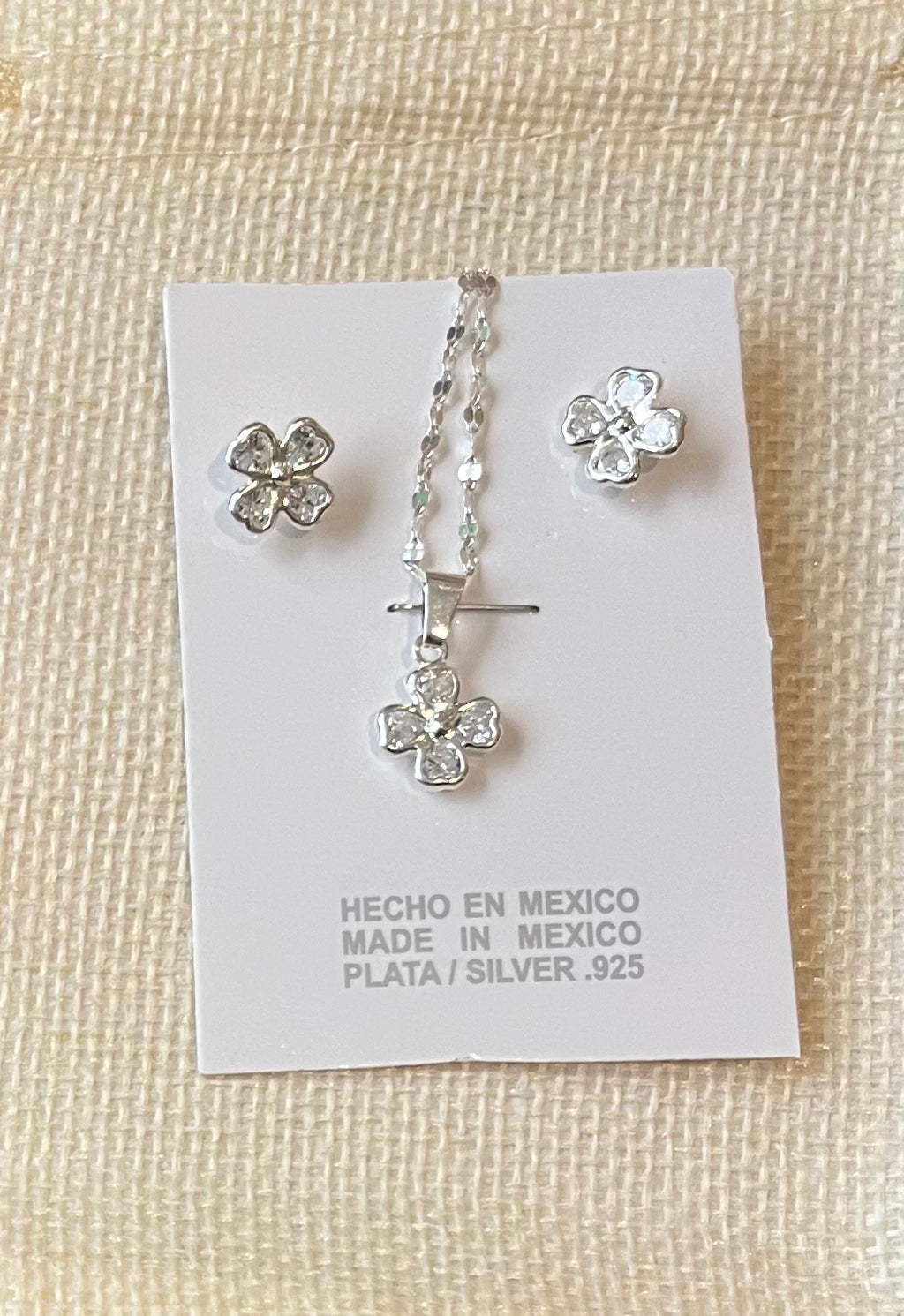 Juego de aretes y dije plata 9.25 trevoles