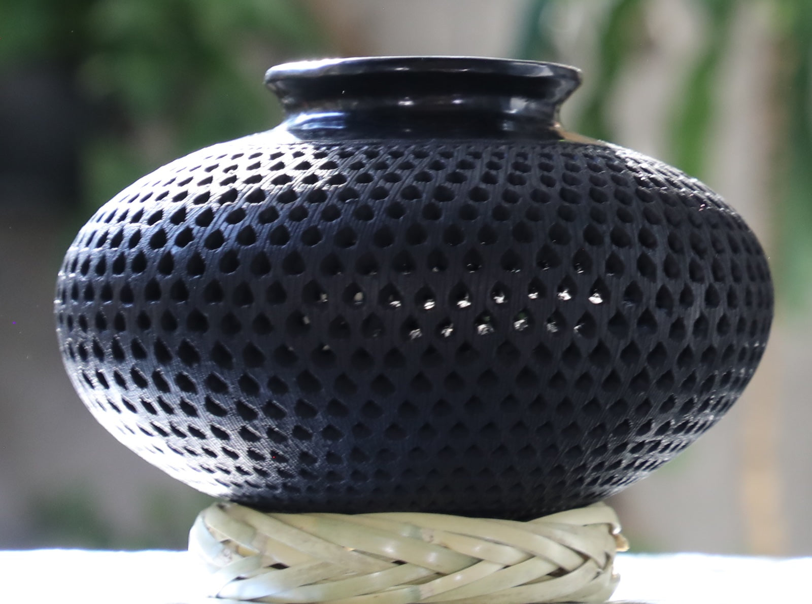 Jarrón de barro negro