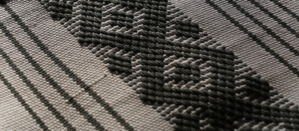 Camino de mesa blanco y negro