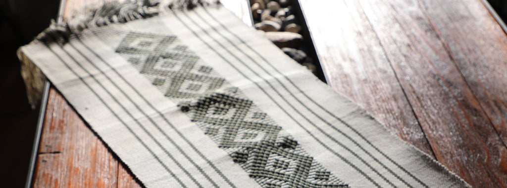 Camino de mesa blanco y negro