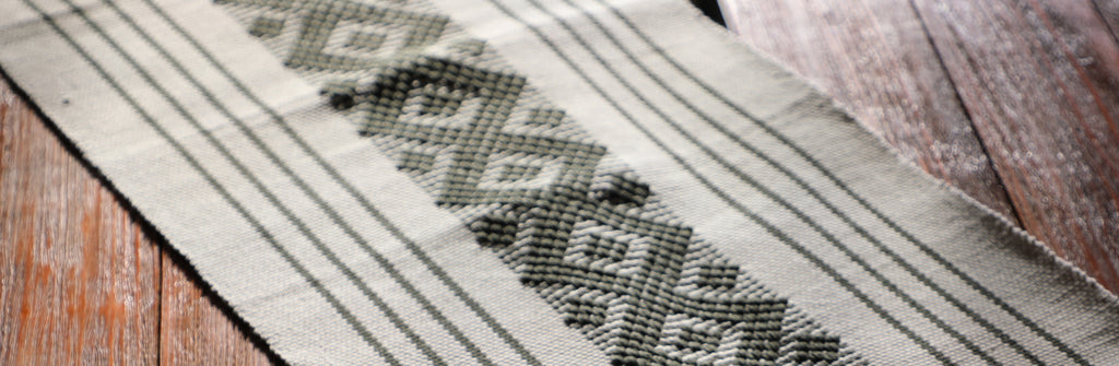 Camino de mesa blanco y negro