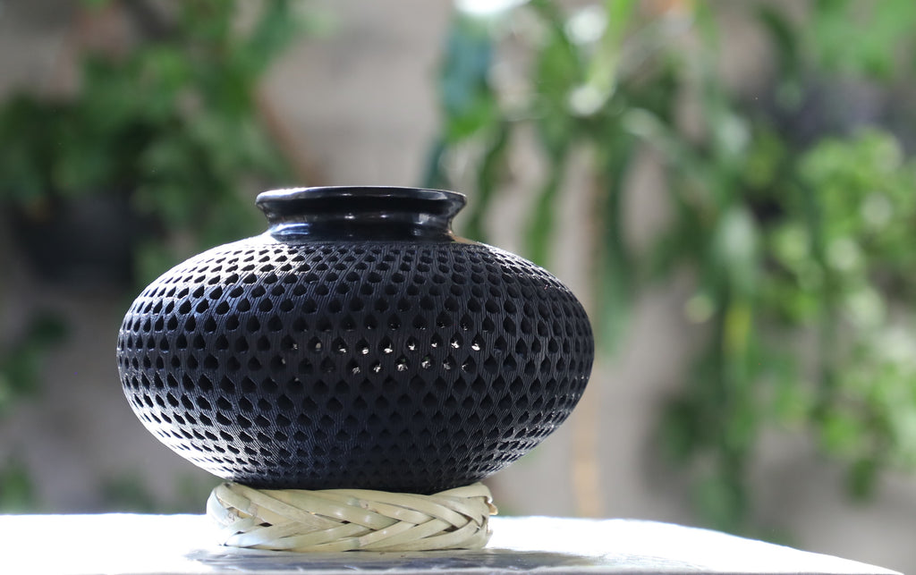 Jarrón de barro negro
