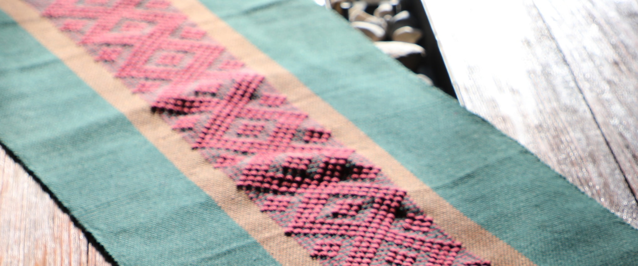 Camino de mesa verde y vino